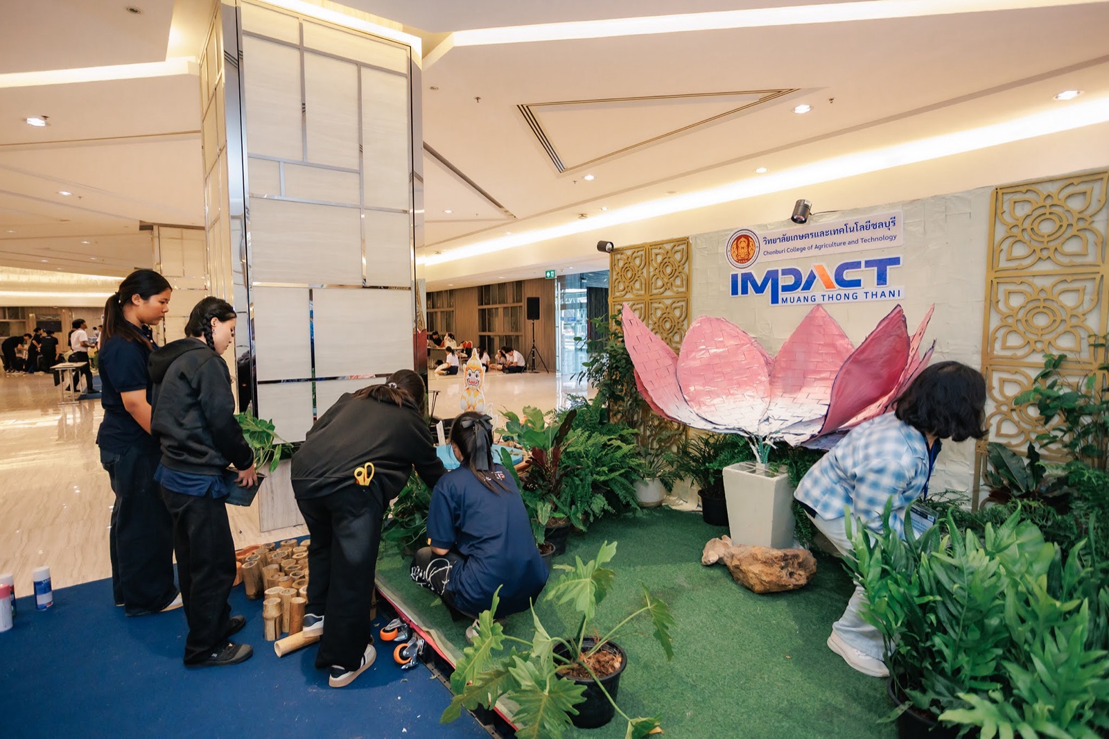 ผู้เข้าร่วมชมพื้นที่จัดแสดงและองค์ประกอบตกแต่งภายใน IMPACT
