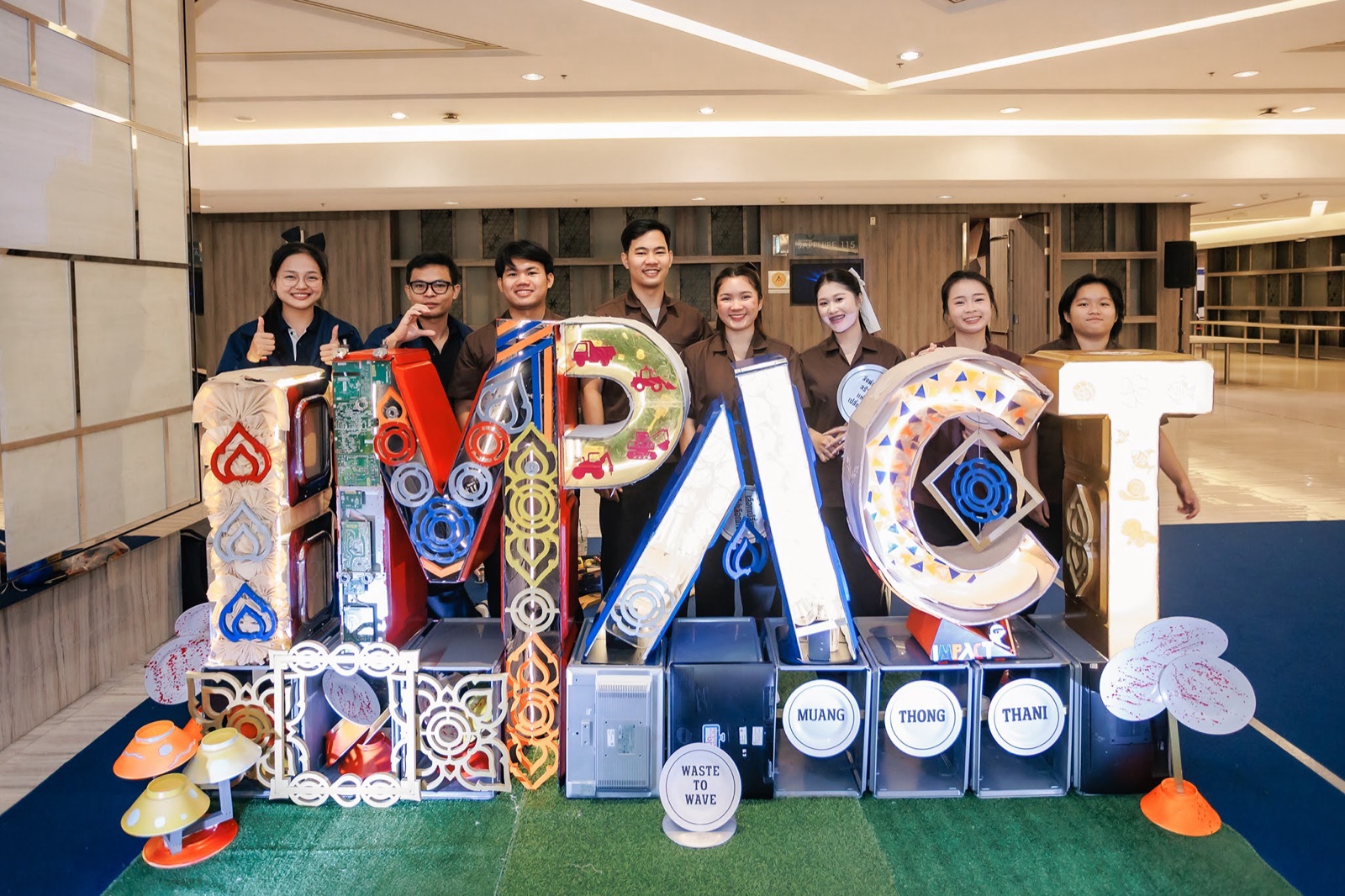 ผู้เข้าแข่งขันยืนชมผลงานจัดแสดงในพื้นที่ IMPACT